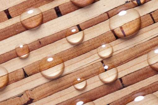 Soft and water-repellent, birch bark veneer is an innovative flooring material. Photo: Nevi.io